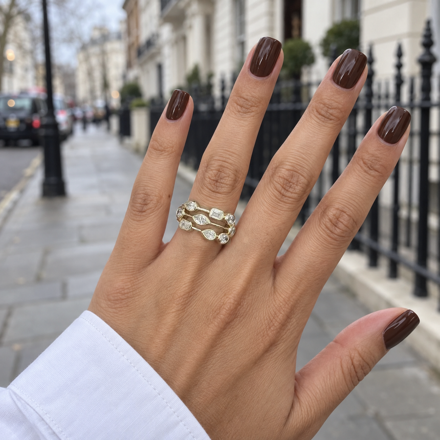 Mixed-cut diamond bubble ring in yellow gold worn on a hand